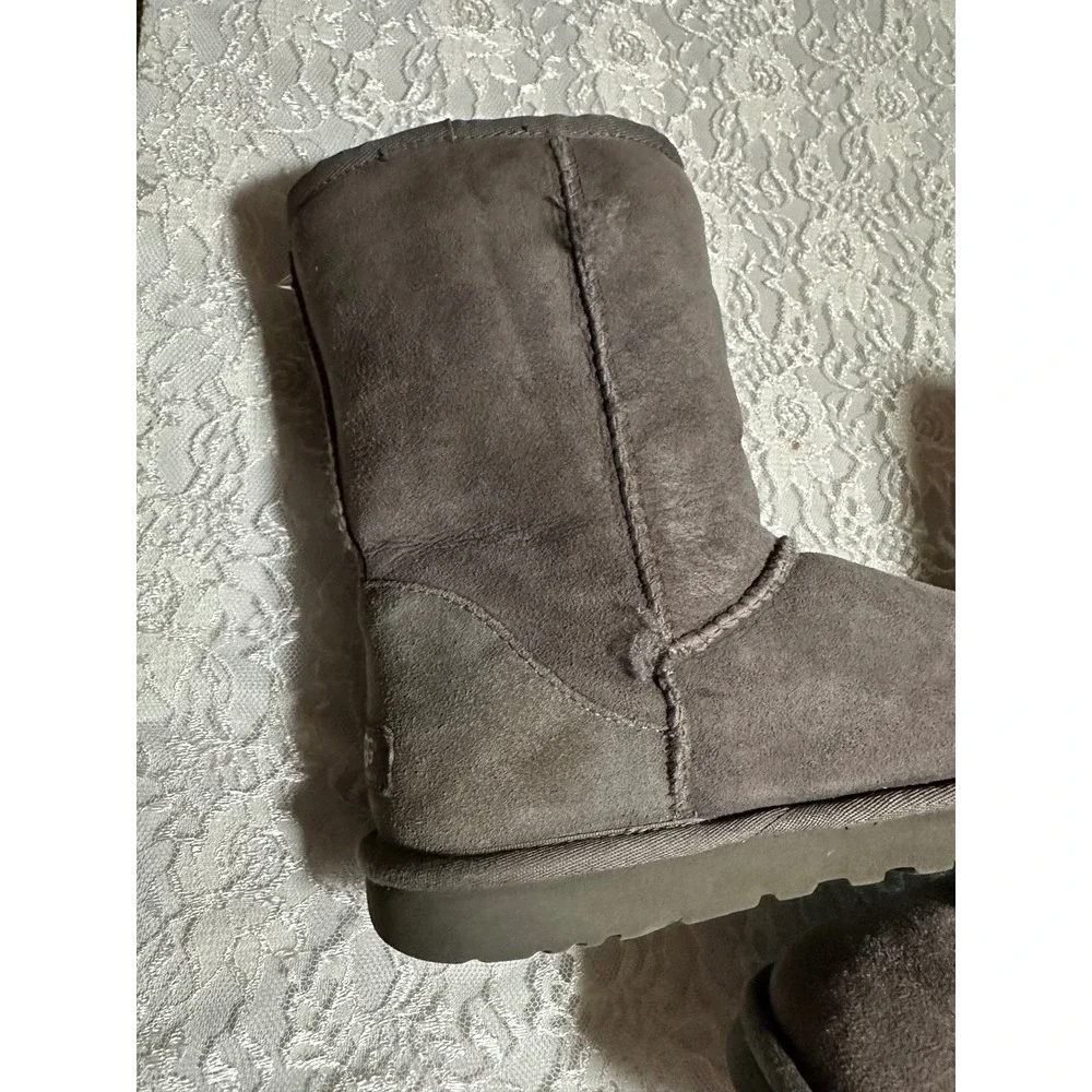UGG each pair